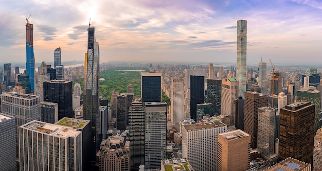 Tiro de ángulo alto de los rascacielos en la noche en Nueva York, Estados Unidos