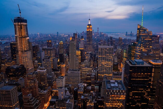 Tiro de ángulo alto de los rascacielos en la noche en Nueva York, Estados Unidos