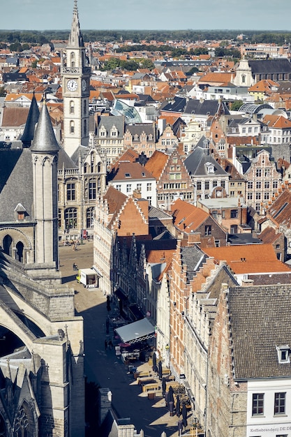 Tiro de ángulo alto vertical de edificios en Gante, Bélgica