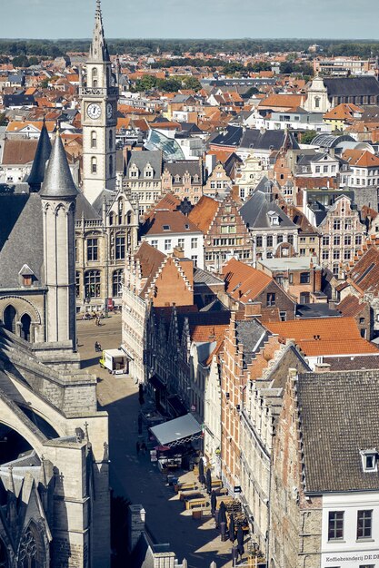 Tiro de ángulo alto vertical de edificios en Gante, Bélgica