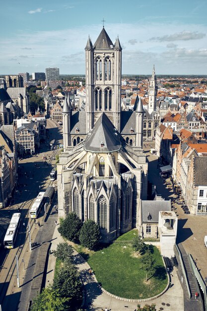Tiro de ángulo alto vertical de la Iglesia de San Nicolás, Gante, Bélgica