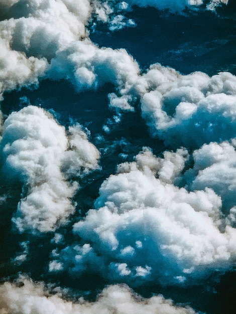 Tiro de ángulo alto vertical de las impresionantes nubes en el cielo capturadas desde arriba