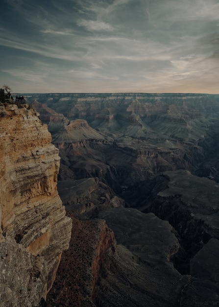 Foto gratuita tiro de ángulo alto vertical del parque nacional del gran cañón en los estados unidos