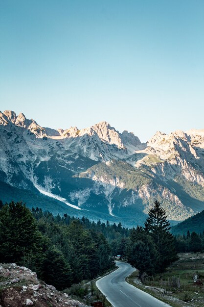 Tiro de ángulo alto vertical del Parque Nacional Valbona Valley bajo un cielo azul claro en Albania