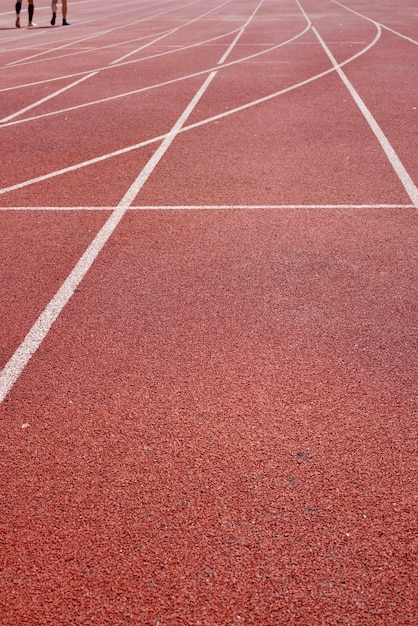 Tiro de ángulo alto vertical de la pista de atletismo en el estadio