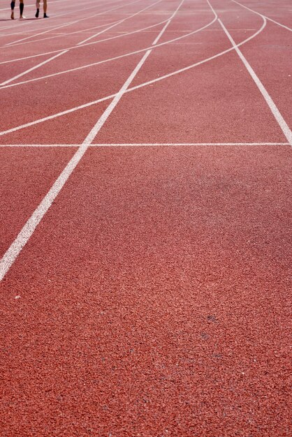 Tiro de ángulo alto vertical de la pista de atletismo en el estadio