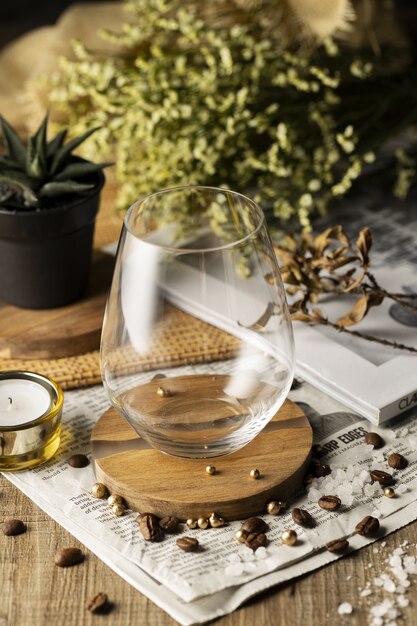 Tiro de ángulo alto vertical de un vaso vacío sobre una mesa de madera bellamente decorada