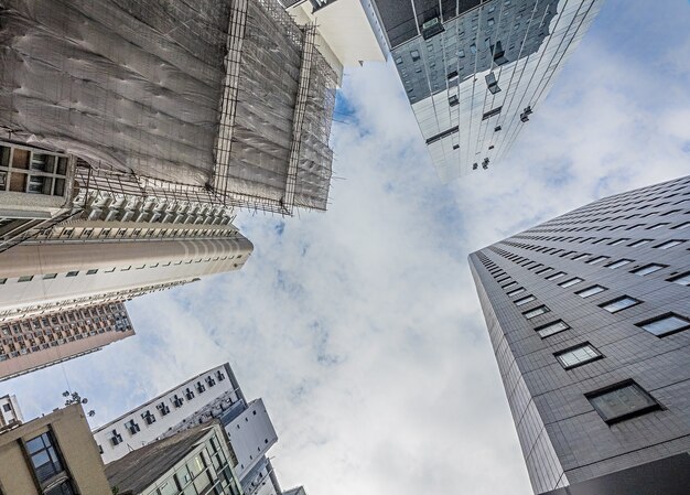 Tiro de ángulo bajo de altos edificios residenciales bajo el cielo nublado