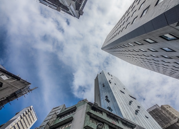 Foto gratuita tiro de ángulo bajo de altos edificios residenciales bajo el cielo nublado