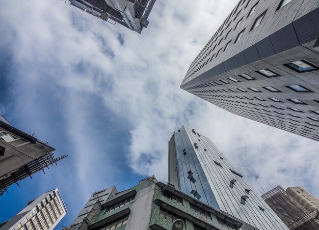 Tiro de ángulo bajo de altos edificios residenciales bajo el cielo nublado