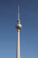 Foto gratuita tiro de ángulo bajo de berliner fernsehturm en berlín, alemania