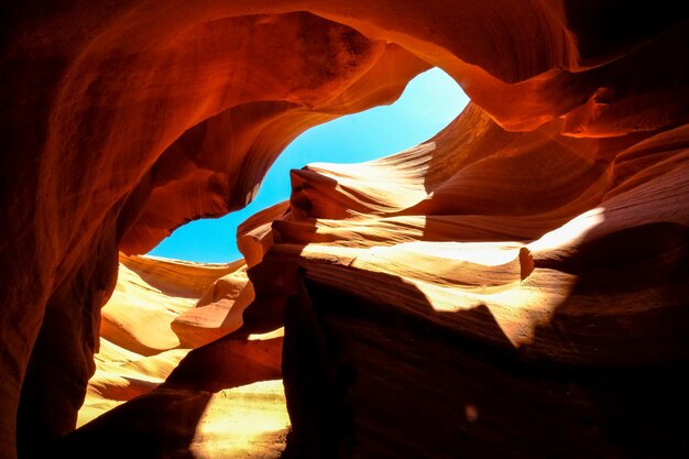 Tiro de ángulo bajo del cañón del antílope en Arizona en un día soleado
