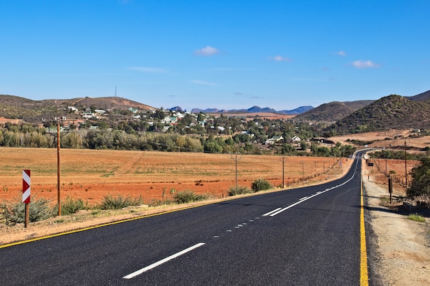 Tiro de ángulo bajo de una carretera rodeada de montañas y colinas