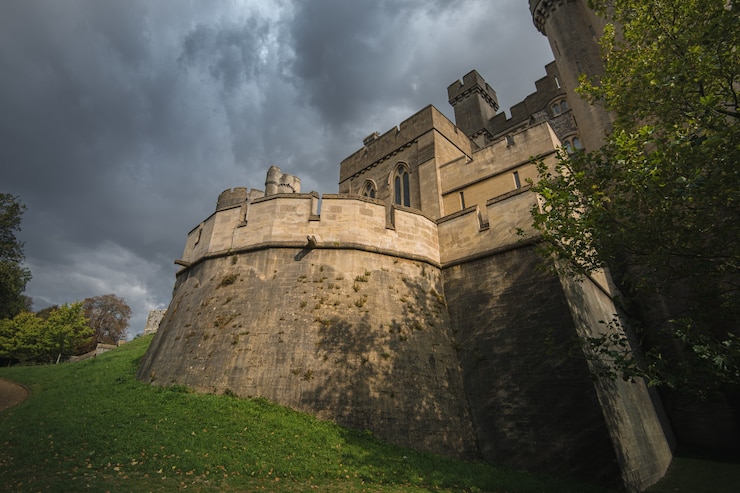 Foto gratuito tiro de ángulo bajo del castillo de arundel y la catedral rodeada de un hermoso follaje