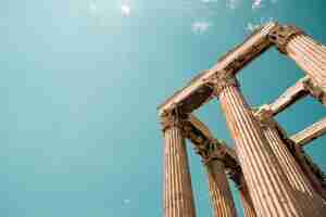 Foto gratuita tiro de ángulo bajo de las columnas del panteón de la acrópolis en atenas, grecia bajo el cielo