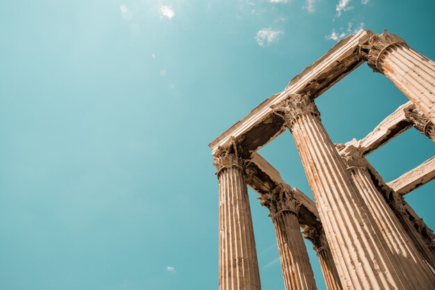 Tiro de ángulo bajo de las columnas del Panteón de la Acrópolis en Atenas, Grecia bajo el cielo