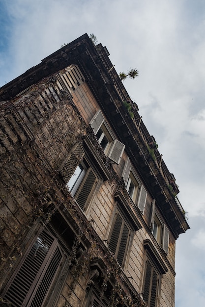 Tiro de ángulo bajo de un edificio antiguo