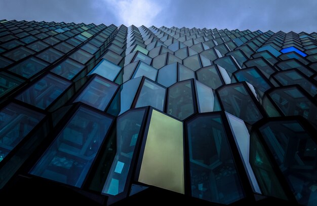 Tiro de ángulo bajo de un edificio arquitectónico brutalista de gran altura azul