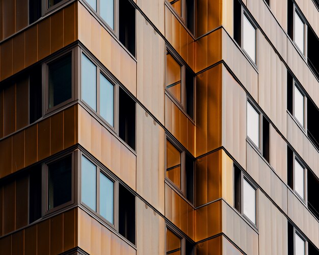 Tiro de ángulo bajo de un edificio de gran altura marrón capturado durante el día