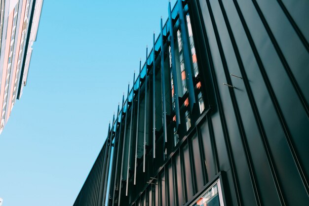 Tiro de ángulo bajo de un edificio moderno con giros arquitectónicos creativos