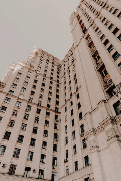 Foto gratuita tiro de ángulo bajo de un edificio de negocios de piedra alto