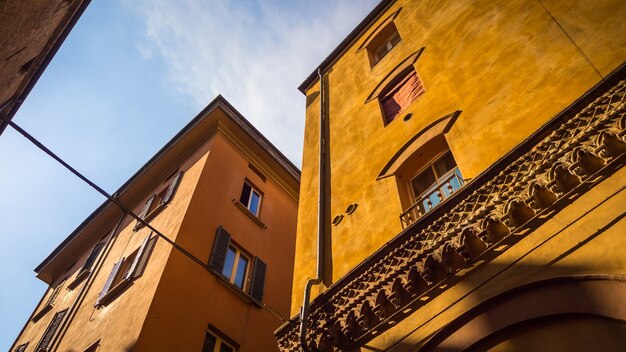 Tiro de ángulo bajo de edificios naranjas con ventanas en Italia