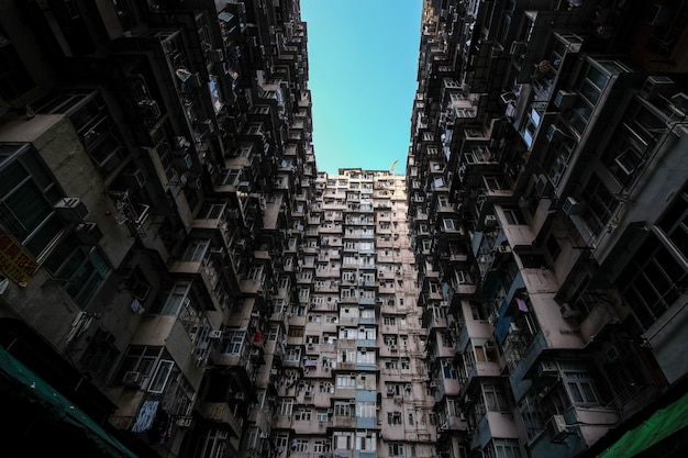 Tiro de ángulo bajo de edificios residenciales en Hong Kong