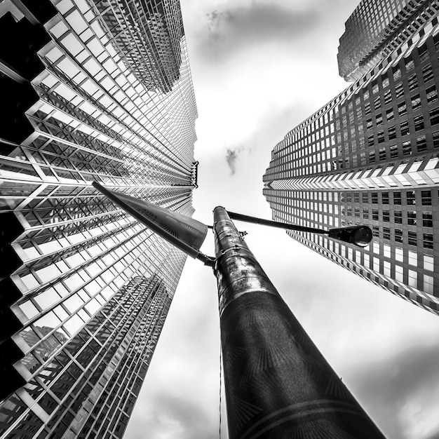 Tiro de ángulo bajo en escala de grises de edificios de gran altura en el distrito financiero de Toronto, Canadá