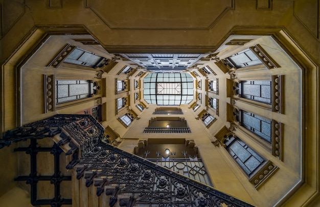 Tiro de ángulo bajo de la escalera geométrica de un edificio antiguo