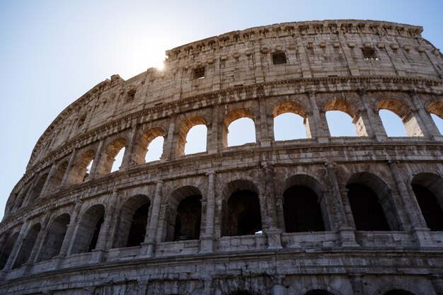 Tiro de ángulo bajo del famoso Coliseo en Roma, Italia, bajo el cielo brillante