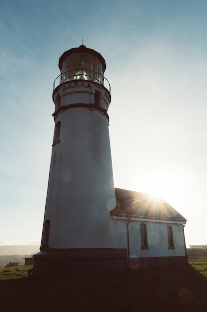 Foto gratuita tiro de ángulo bajo de un faro con un cielo claro y brillante