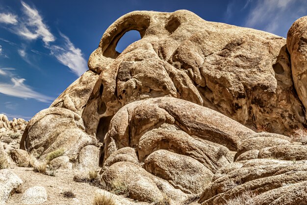 Tiro de ángulo bajo de formaciones rocosas en Alabama Hills, California