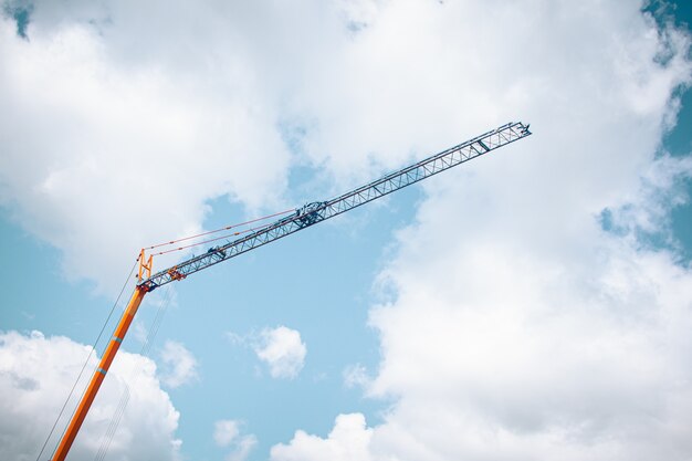 Tiro de ángulo bajo de una grúa de construcción bajo un cielo nublado