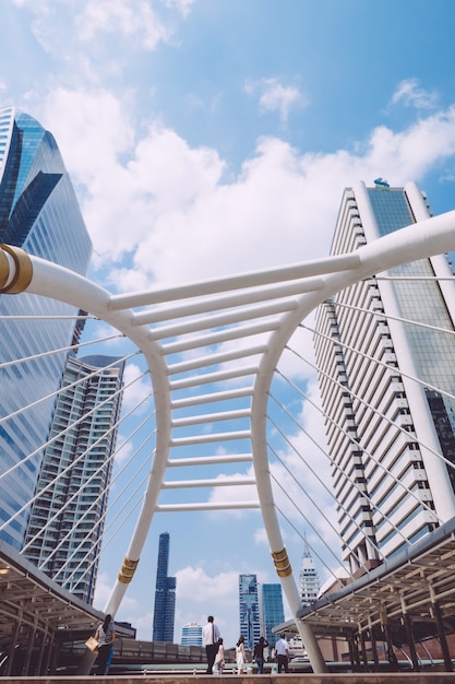 Tiro de ángulo bajo de hermosa arquitectura futurista moderna de una ciudad urbana en un día soleado