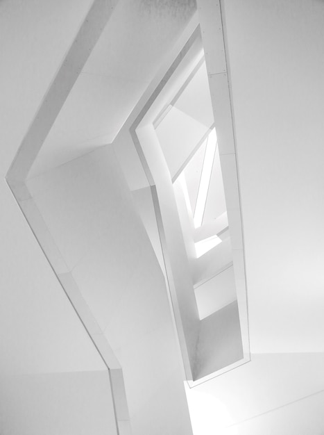 Tiro de ángulo bajo de hermosa arquitectura moderna interior blanco