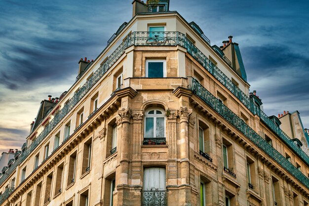 Tiro de ángulo bajo de una hermosa estructura arquitectónica histórica en París, Francia