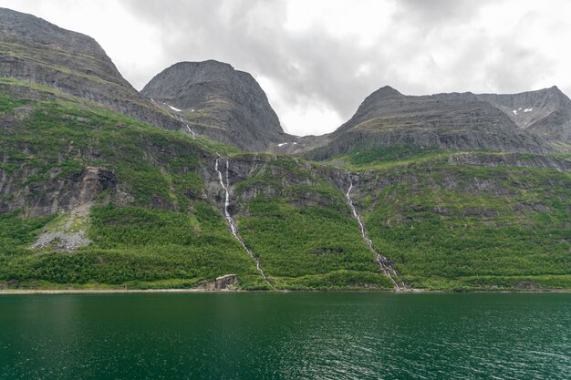 Tiro de ángulo bajo de las hermosas montañas de la costa en el norte de Noruega