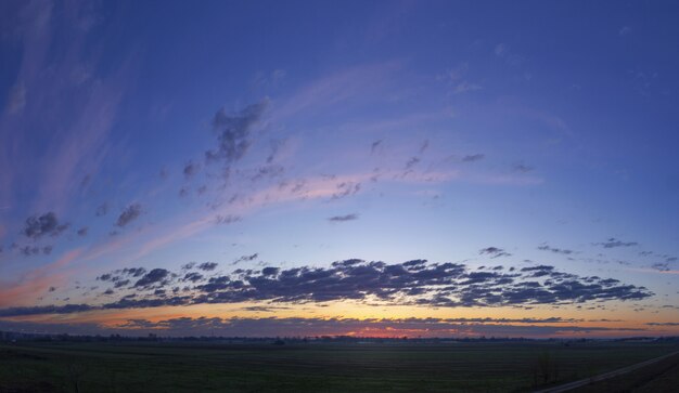 Tiro de ángulo bajo del hermoso cielo con formaciones de nubes durante el atardecer