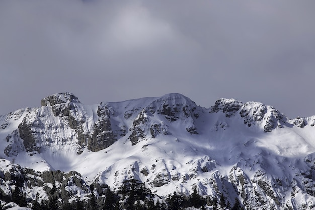 Tiro de ángulo bajo de un hermoso paisaje montañoso