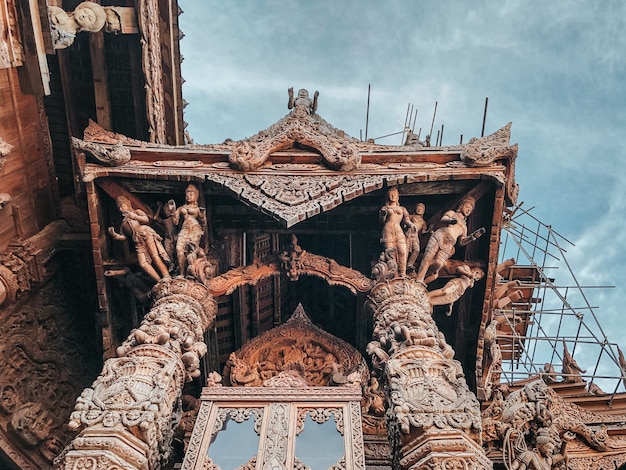 Foto gratuita tiro de ángulo bajo de un hermoso santuario de la verdad en pattaya, tailandia