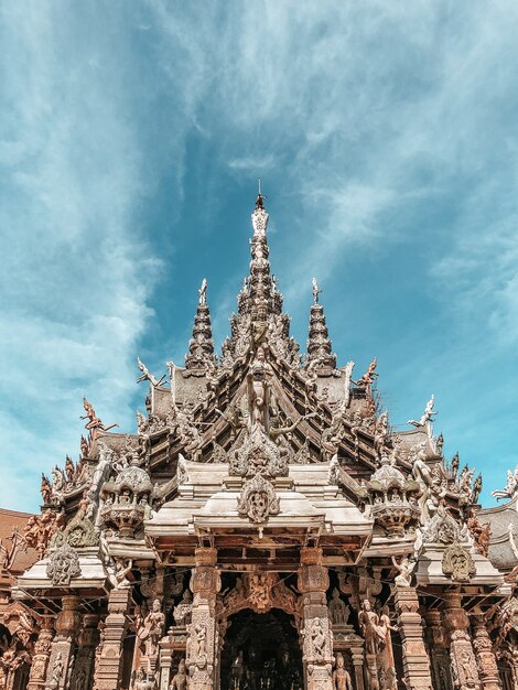 Tiro de ángulo bajo de un hermoso santuario de la verdad en pattaya, tailandia