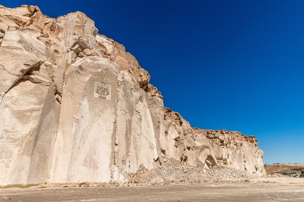 Tiro de ángulo bajo de los hermosos acantilados de piedra bajo el cielo azul claro