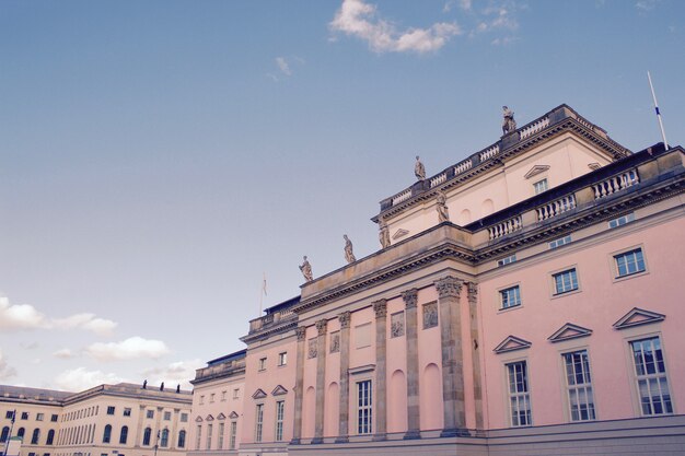 Tiro de ángulo holandés de la increíble arquitectura de Berlín