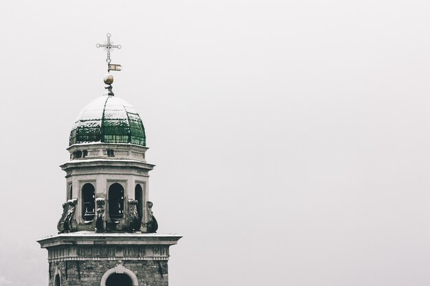 Tiro de ángulo bajo de la Iglesia de Abbondio capturado en invierno en Gentilino, Suiza