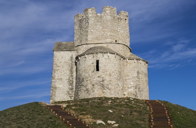 Tiro de ángulo bajo de la Iglesia de San Nicolás en Nin Croacia