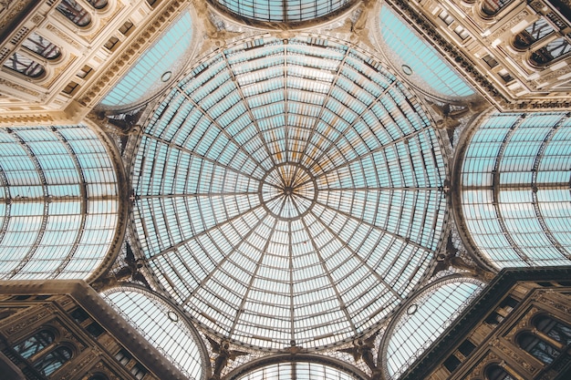 Tiro de ángulo bajo del interior de un centro comercial en Nápoles, Italia