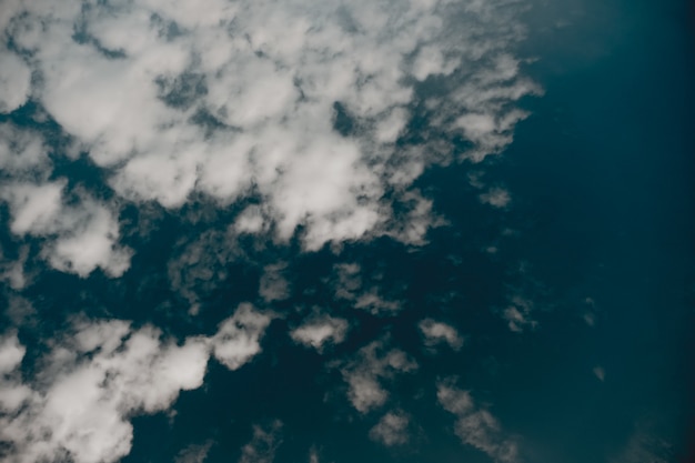 Tiro de ángulo bajo de nubes en un cielo azul oscuro