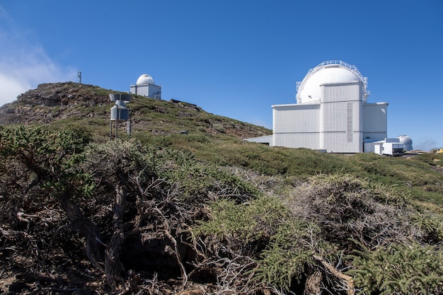 Tiro de ángulo bajo del observatorio en la cima del volcán Caldera de Taburiente en La Palma en las Islas Canarias