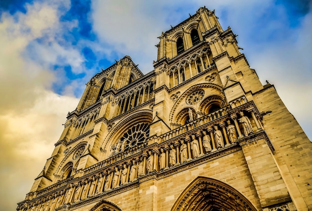 Foto gratuita tiro de ángulo bajo de la plaza jean xxiii capturado bajo el hermoso cielo nublado en parís, francia