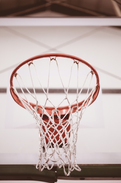 Foto gratuita tiro de ángulo bajo de primer plano de la red de baloncesto en la cancha de baloncesto